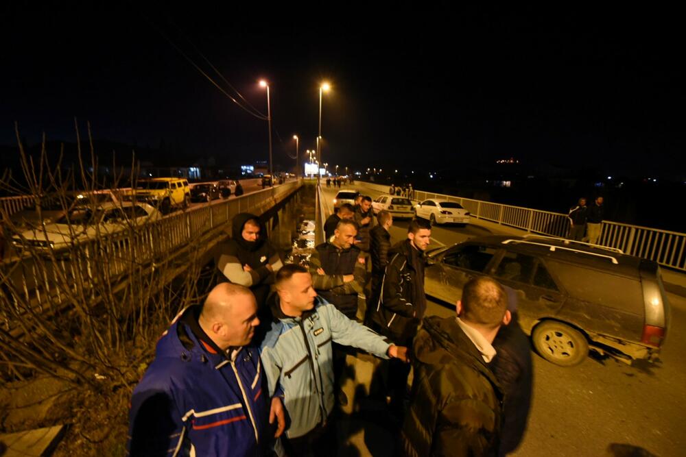 <p>Demokratski front (DF) večeras je organizovao akciju "Blokadom protiv izdaje" kojom je bilo blokirano 17 saobraćajnica u 15 crnogorskih gradova</p>