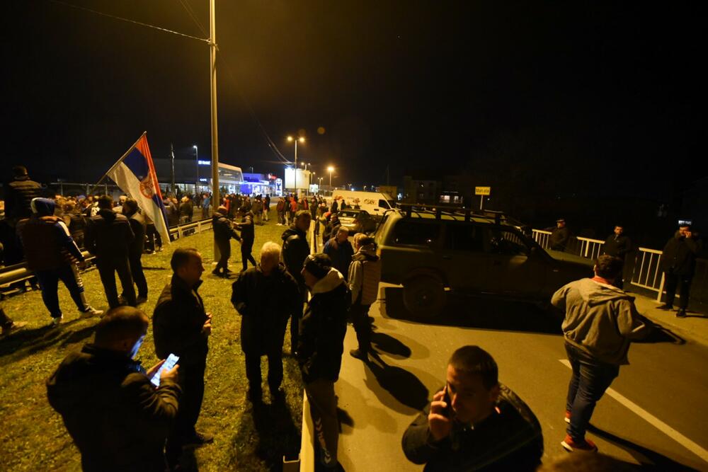 <p>Demokratski front (DF) večeras je organizovao akciju "Blokadom protiv izdaje" kojom je bilo blokirano 17 saobraćajnica u 15 crnogorskih gradova</p>