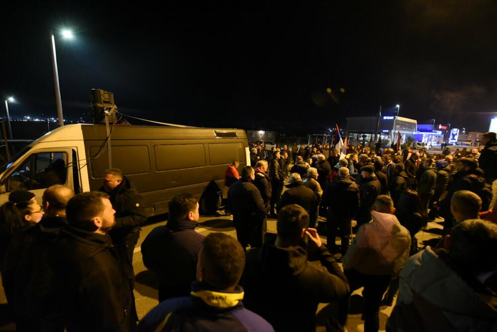 <p>Demokratski front (DF) večeras je organizovao akciju "Blokadom protiv izdaje" kojom je bilo blokirano 17 saobraćajnica u 15 crnogorskih gradova</p>