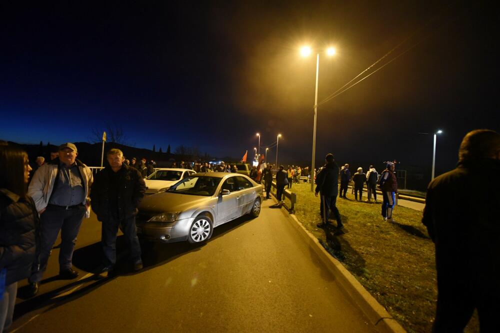 <p>Demokratski front (DF) večeras je organizovao akciju "Blokadom protiv izdaje" kojom je bilo blokirano 17 saobraćajnica u 15 crnogorskih gradova</p>