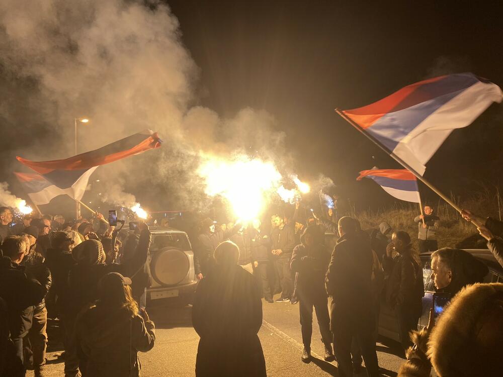 <p>Demokratski front (DF) večeras je organizovao akciju "Blokadom protiv izdaje" kojom je bilo blokirano 17 saobraćajnica u 15 crnogorskih gradova</p>