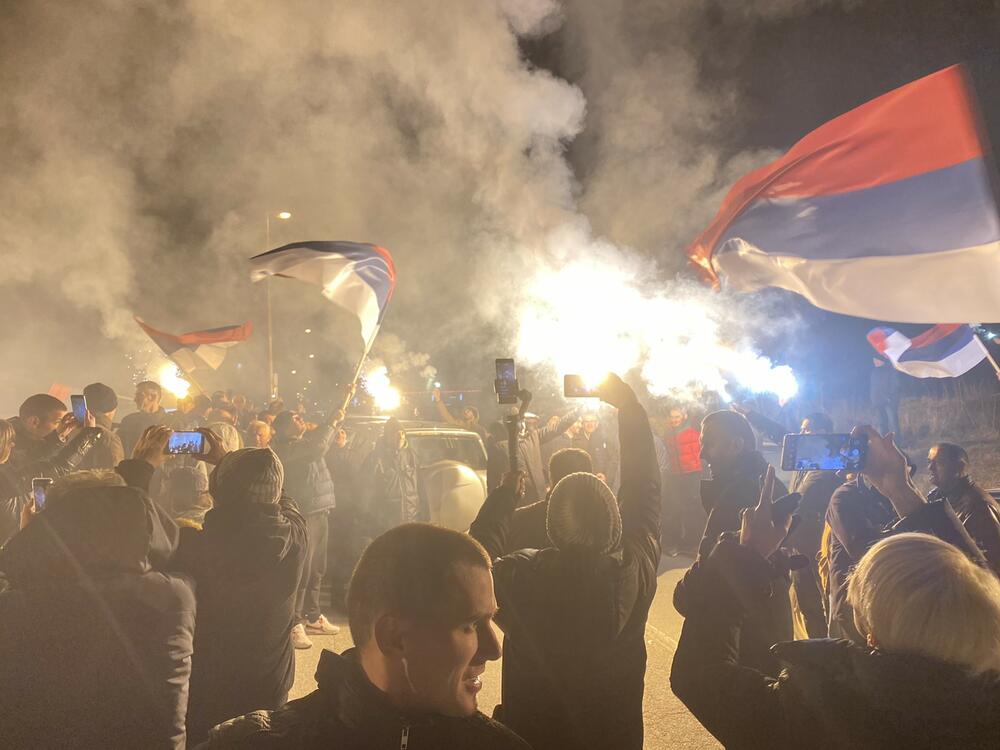 <p>Demokratski front (DF) večeras je organizovao akciju "Blokadom protiv izdaje" kojom je bilo blokirano 17 saobraćajnica u 15 crnogorskih gradova</p>