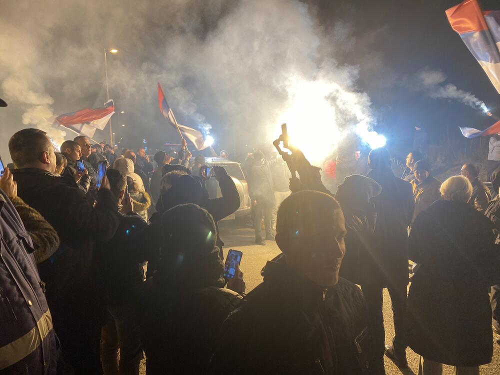 <p>Demokratski front (DF) večeras je organizovao akciju "Blokadom protiv izdaje" kojom je bilo blokirano 17 saobraćajnica u 15 crnogorskih gradova</p>