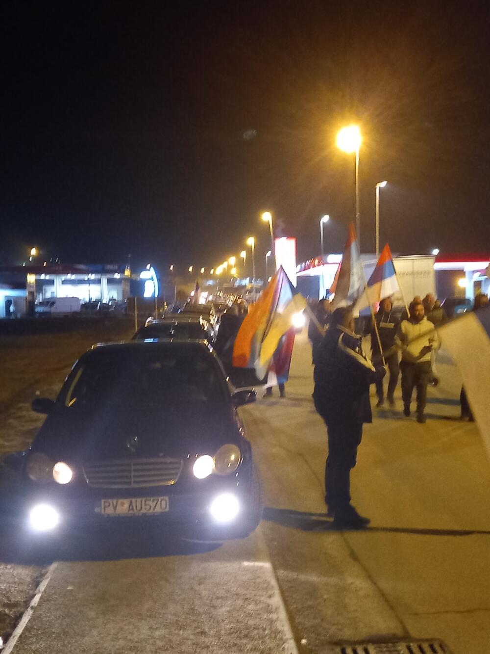 <p>Demokratski front (DF) večeras je organizovao akciju "Blokadom protiv izdaje" kojom je bilo blokirano 17 saobraćajnica u 15 crnogorskih gradova</p>