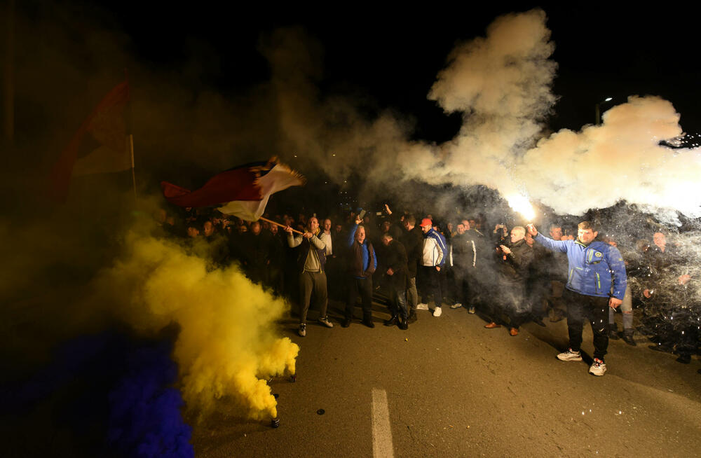 <p>Demokratski front (DF) večeras je organizovao akciju "Blokadom protiv izdaje" kojom je bilo blokirano 17 saobraćajnica u 15 crnogorskih gradova</p>