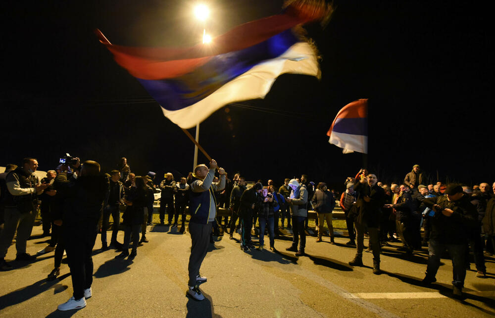 <p>Demokratski front (DF) večeras je organizovao akciju "Blokadom protiv izdaje" kojom je bilo blokirano 17 saobraćajnica u 15 crnogorskih gradova</p>