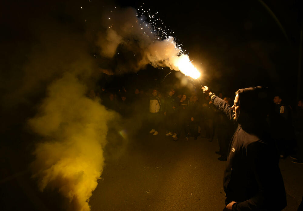 <p>Demokratski front (DF) večeras je organizovao akciju "Blokadom protiv izdaje" kojom je bilo blokirano 17 saobraćajnica u 15 crnogorskih gradova</p>