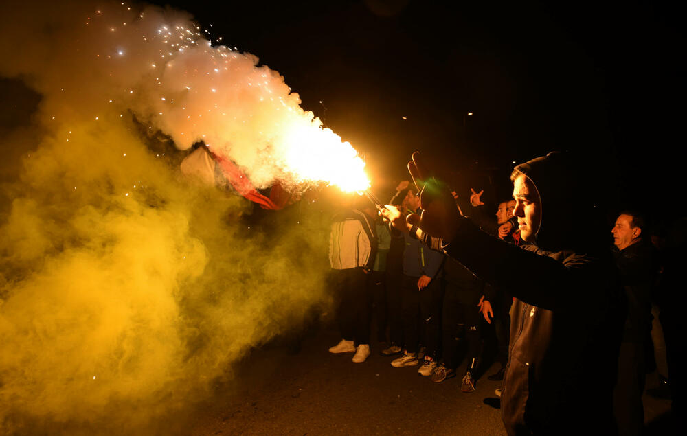 <p>Demokratski front (DF) večeras je organizovao akciju "Blokadom protiv izdaje" kojom je bilo blokirano 17 saobraćajnica u 15 crnogorskih gradova</p>