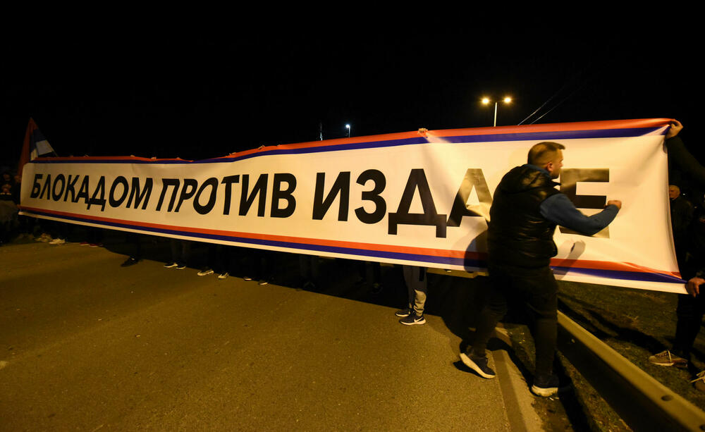 <p>Demokratski front (DF) večeras je organizovao akciju "Blokadom protiv izdaje" kojom je bilo blokirano 17 saobraćajnica u 15 crnogorskih gradova</p>
