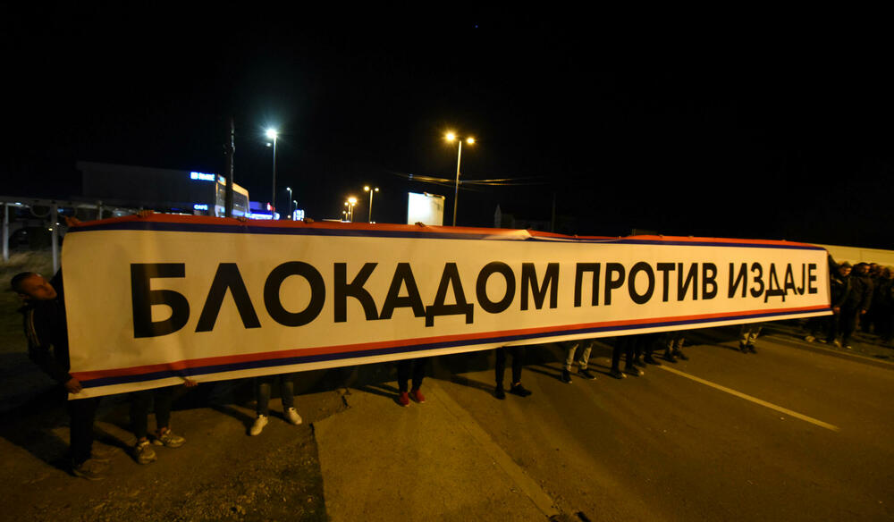 <p>Demokratski front (DF) večeras je organizovao akciju "Blokadom protiv izdaje" kojom je bilo blokirano 17 saobraćajnica u 15 crnogorskih gradova</p>