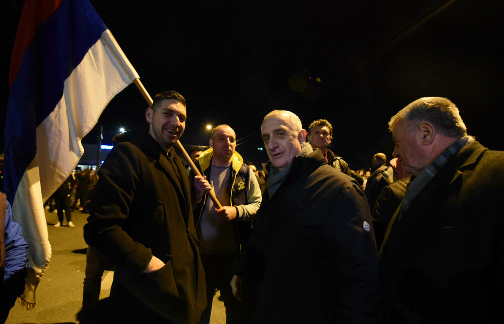 <p>Demokratski front (DF) večeras je organizovao akciju "Blokadom protiv izdaje" kojom je bilo blokirano 17 saobraćajnica u 15 crnogorskih gradova</p>