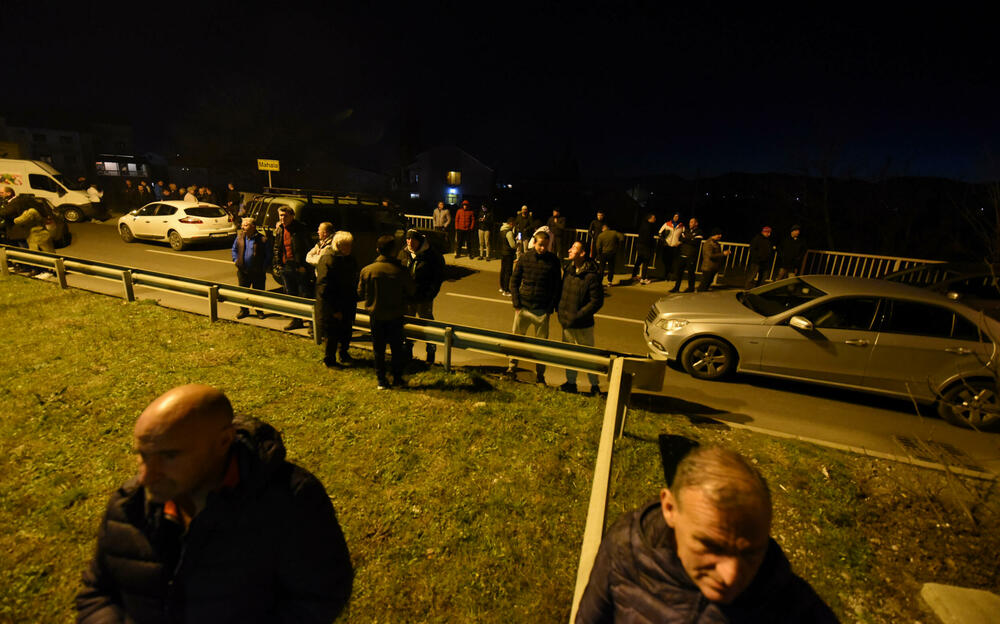 <p>Demokratski front (DF) večeras je organizovao akciju "Blokadom protiv izdaje" kojom je bilo blokirano 17 saobraćajnica u 15 crnogorskih gradova</p>