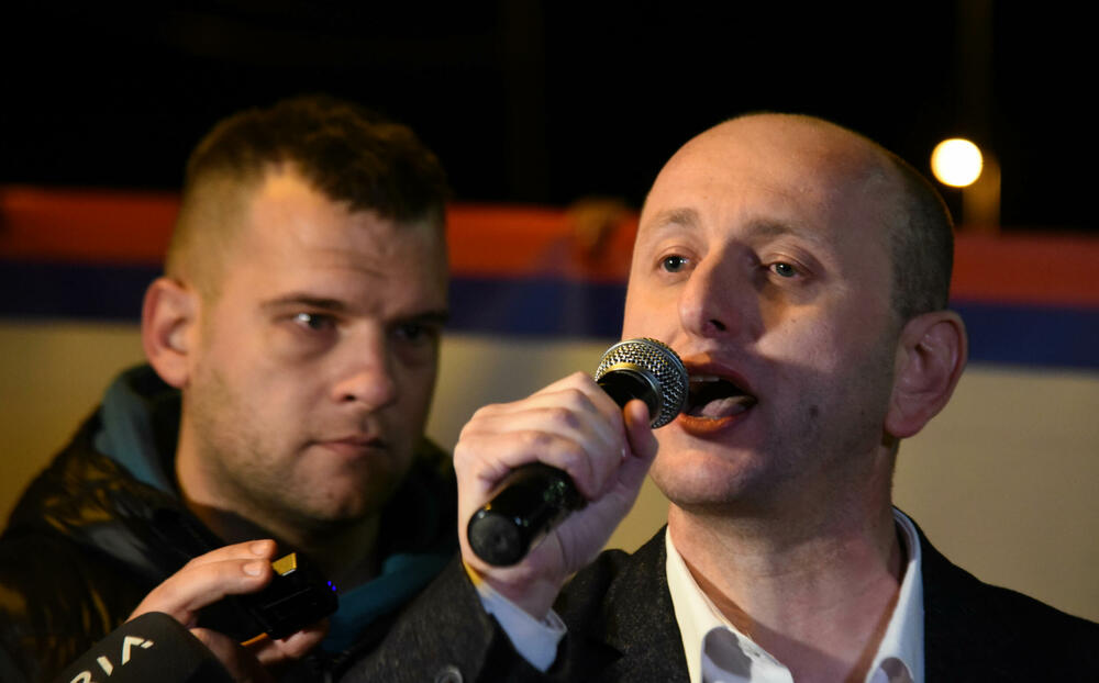 <p>Demokratski front (DF) večeras je organizovao akciju "Blokadom protiv izdaje" kojom je bilo blokirano 17 saobraćajnica u 15 crnogorskih gradova</p>