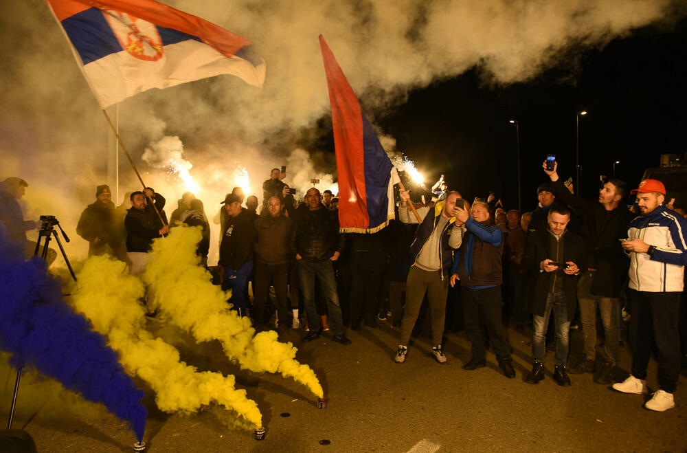 <p>Demokratski front (DF) večeras je organizovao akciju "Blokadom protiv izdaje" kojom je bilo blokirano 17 saobraćajnica u 15 crnogorskih gradova</p>