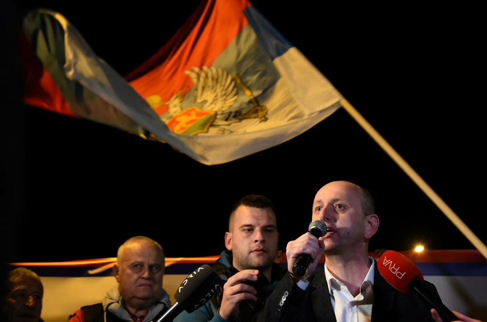 <p>Demokratski front (DF) večeras je organizovao akciju "Blokadom protiv izdaje" kojom je bilo blokirano 17 saobraćajnica u 15 crnogorskih gradova</p>