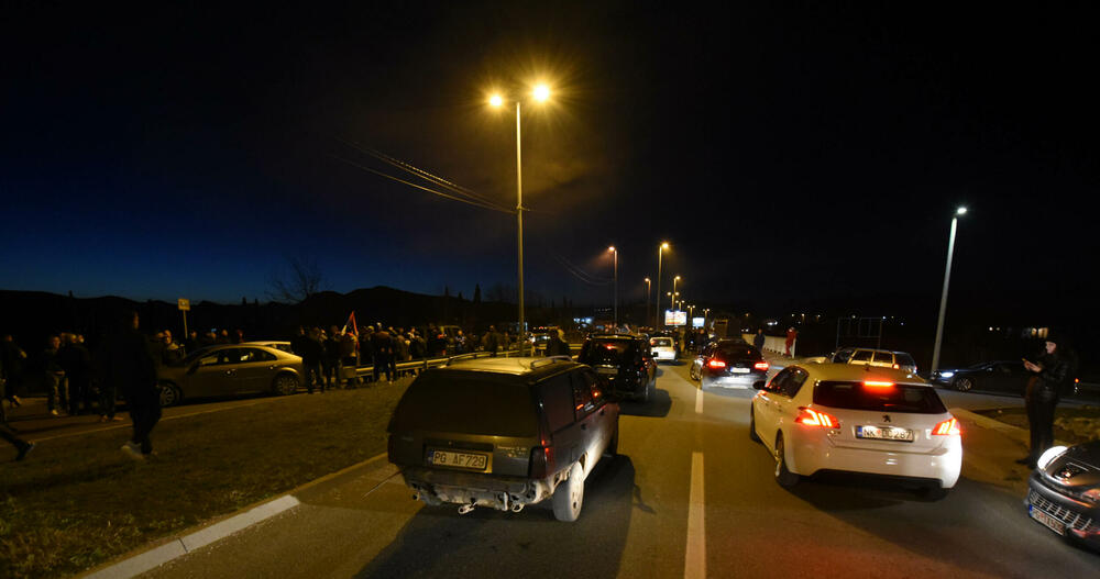 <p>Demokratski front (DF) večeras je organizovao akciju "Blokadom protiv izdaje" kojom je bilo blokirano 17 saobraćajnica u 15 crnogorskih gradova</p>
