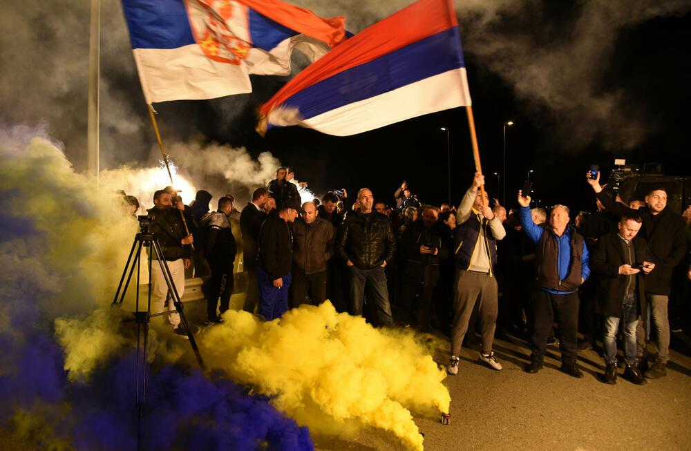 <p>Demokratski front (DF) večeras je organizovao akciju "Blokadom protiv izdaje" kojom je bilo blokirano 17 saobraćajnica u 15 crnogorskih gradova</p>