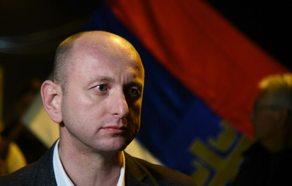 <p>Demokratski front (DF) večeras je organizovao akciju "Blokadom protiv izdaje" kojom je bilo blokirano 17 saobraćajnica u 15 crnogorskih gradova</p>