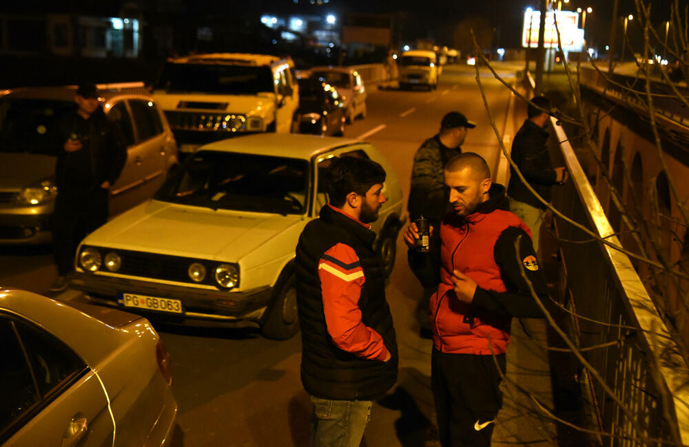 <p>Demokratski front (DF) večeras je organizovao akciju "Blokadom protiv izdaje" kojom je bilo blokirano 17 saobraćajnica u 15 crnogorskih gradova</p>