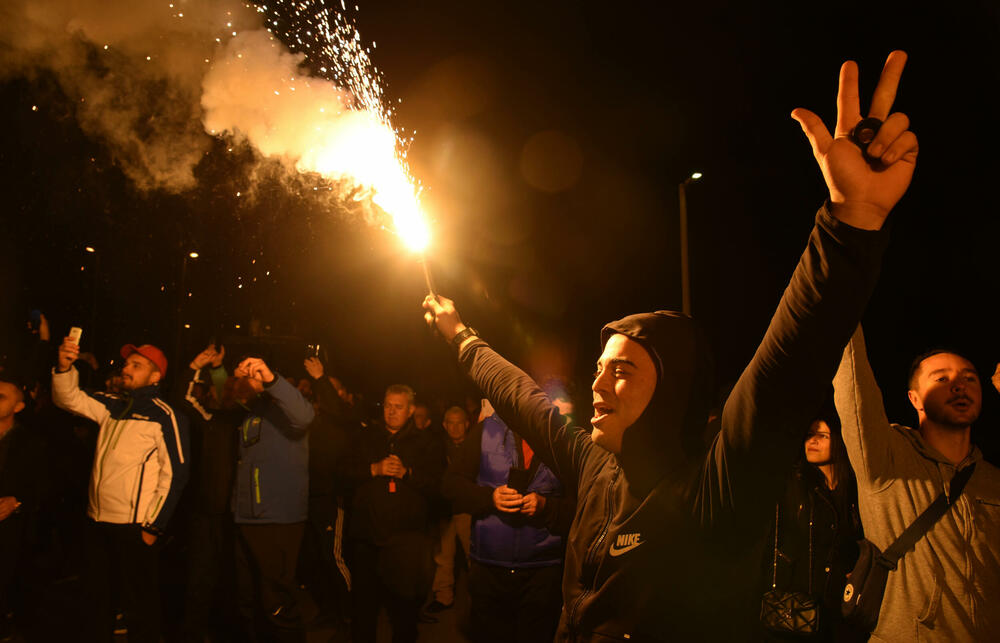<p>Demokratski front (DF) večeras je organizovao akciju "Blokadom protiv izdaje" kojom je bilo blokirano 17 saobraćajnica u 15 crnogorskih gradova</p>