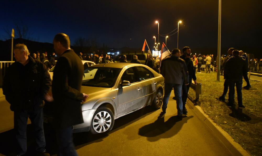 <p>Demokratski front (DF) večeras je organizovao akciju "Blokadom protiv izdaje" kojom je bilo blokirano 17 saobraćajnica u 15 crnogorskih gradova</p>