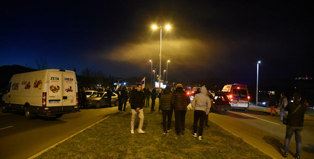 <p>Demokratski front (DF) večeras je organizovao akciju "Blokadom protiv izdaje" kojom je bilo blokirano 17 saobraćajnica u 15 crnogorskih gradova</p>