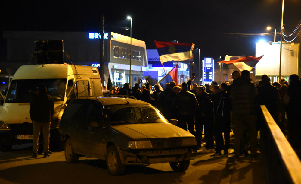 <p>Demokratski front (DF) večeras je organizovao akciju "Blokadom protiv izdaje" kojom je bilo blokirano 17 saobraćajnica u 15 crnogorskih gradova</p>