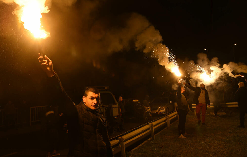 <p>Demokratski front (DF) večeras je organizovao akciju "Blokadom protiv izdaje" kojom je bilo blokirano 17 saobraćajnica u 15 crnogorskih gradova</p>