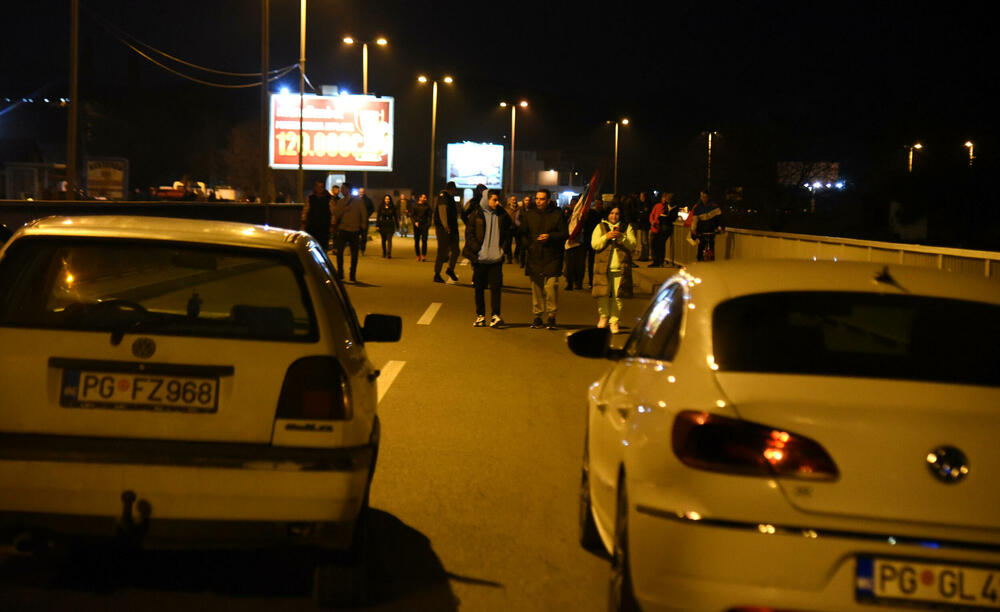 <p>Demokratski front (DF) večeras je organizovao akciju "Blokadom protiv izdaje" kojom je bilo blokirano 17 saobraćajnica u 15 crnogorskih gradova</p>