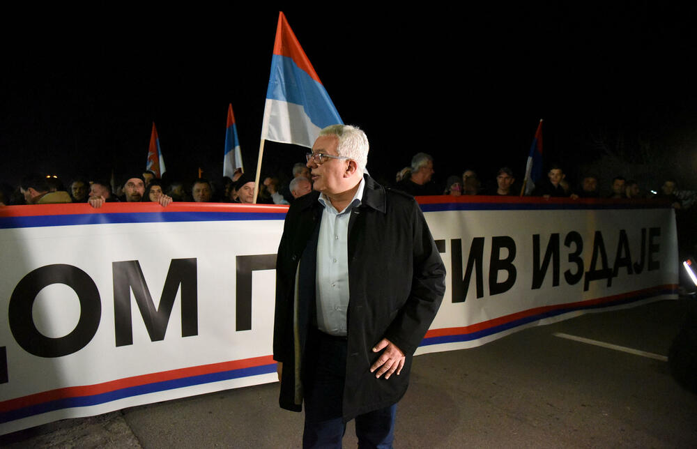 <p>Demokratski front (DF) večeras je organizovao akciju "Blokadom protiv izdaje" kojom je bilo blokirano 17 saobraćajnica u 15 crnogorskih gradova</p>