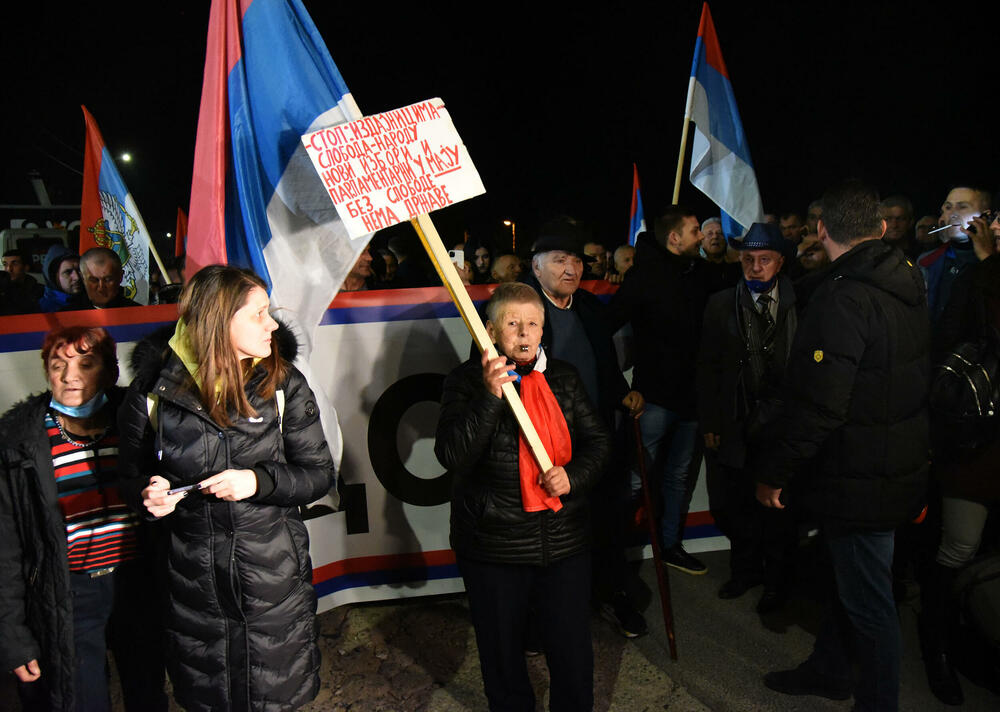 <p>Demokratski front (DF) večeras je organizovao akciju "Blokadom protiv izdaje" kojom je bilo blokirano 17 saobraćajnica u 15 crnogorskih gradova</p>