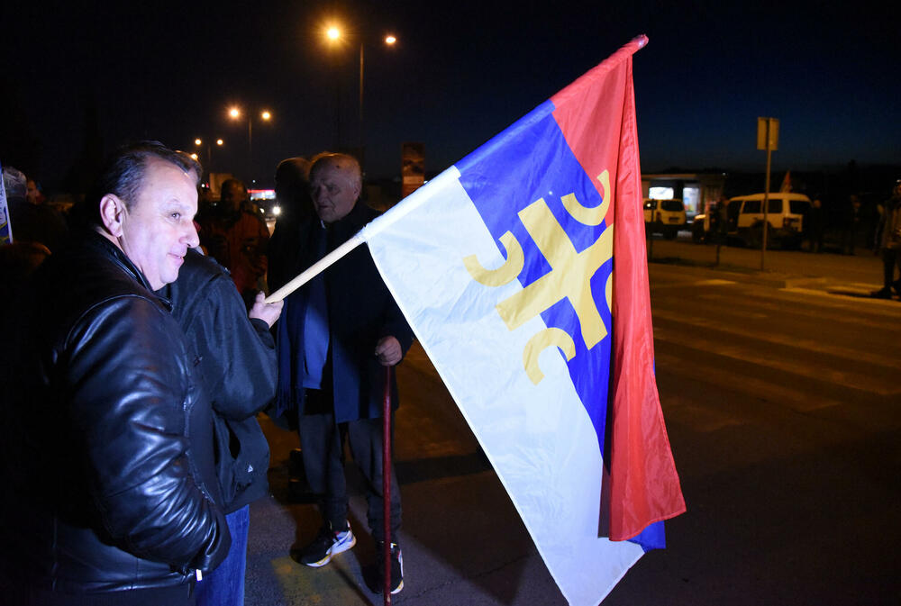 <p>Demokratski front (DF) večeras je organizovao akciju "Blokadom protiv izdaje" kojom je bilo blokirano 17 saobraćajnica u 15 crnogorskih gradova</p>