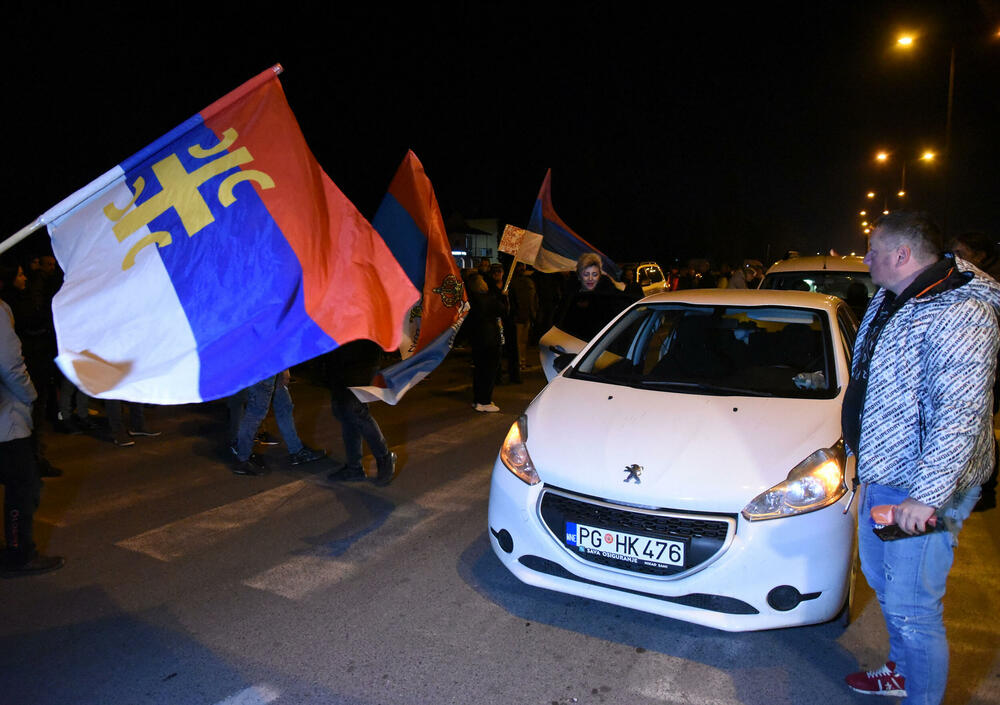 <p>Demokratski front (DF) večeras je organizovao akciju "Blokadom protiv izdaje" kojom je bilo blokirano 17 saobraćajnica u 15 crnogorskih gradova</p>