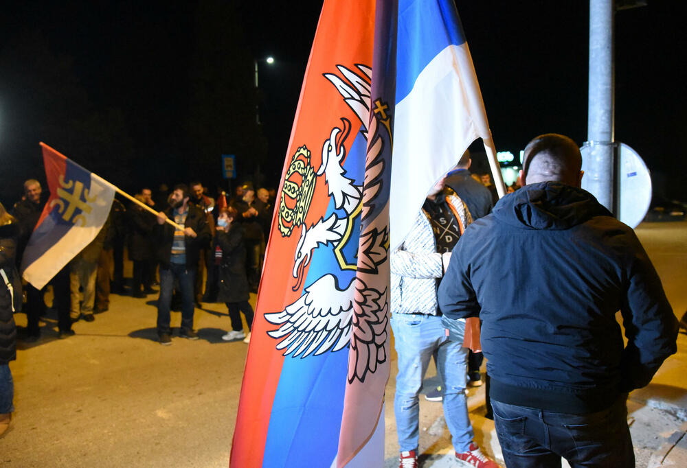 <p>Demokratski front (DF) večeras je organizovao akciju "Blokadom protiv izdaje" kojom je bilo blokirano 17 saobraćajnica u 15 crnogorskih gradova</p>