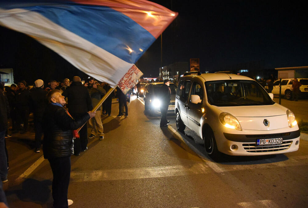 <p>Demokratski front (DF) večeras je organizovao akciju "Blokadom protiv izdaje" kojom je bilo blokirano 17 saobraćajnica u 15 crnogorskih gradova</p>