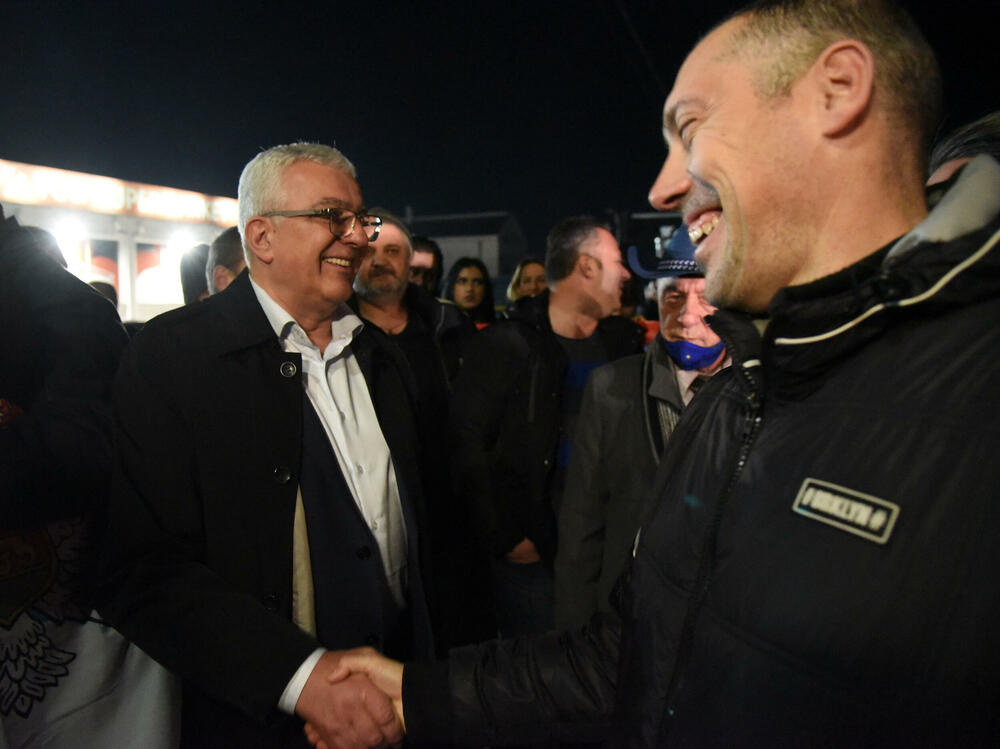 <p>Demokratski front (DF) večeras je organizovao akciju "Blokadom protiv izdaje" kojom je bilo blokirano 17 saobraćajnica u 15 crnogorskih gradova</p>