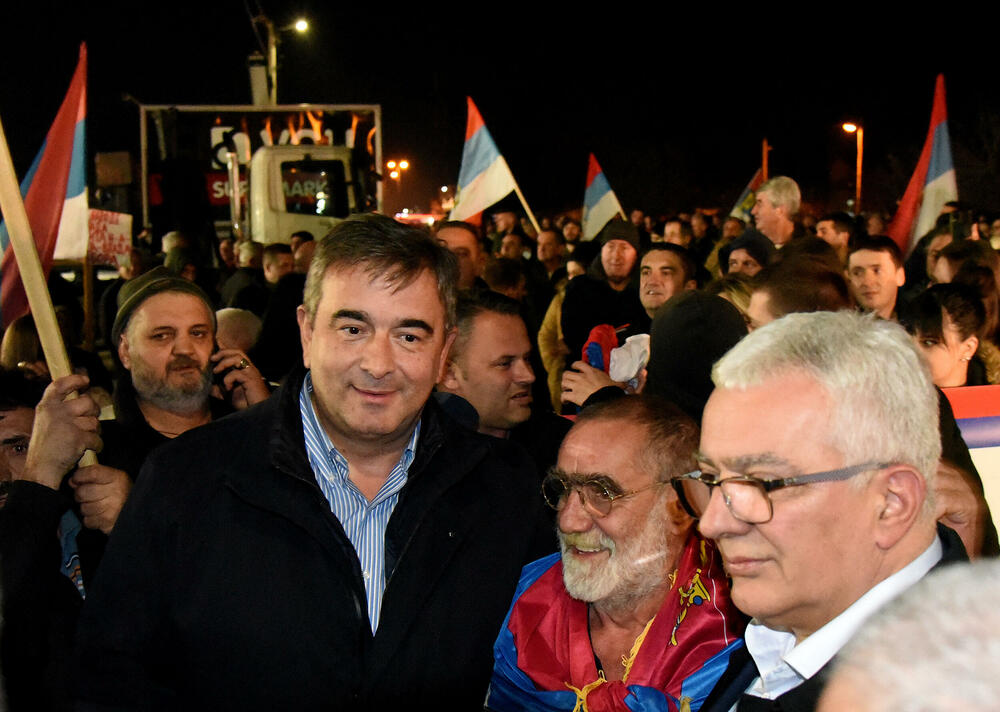 <p>Demokratski front (DF) večeras je organizovao akciju "Blokadom protiv izdaje" kojom je bilo blokirano 17 saobraćajnica u 15 crnogorskih gradova</p>