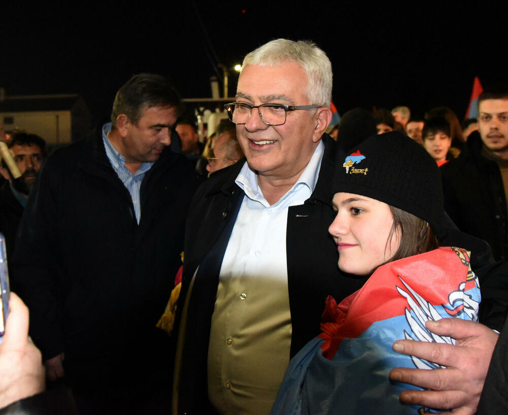 <p>Demokratski front (DF) večeras je organizovao akciju "Blokadom protiv izdaje" kojom je bilo blokirano 17 saobraćajnica u 15 crnogorskih gradova</p>