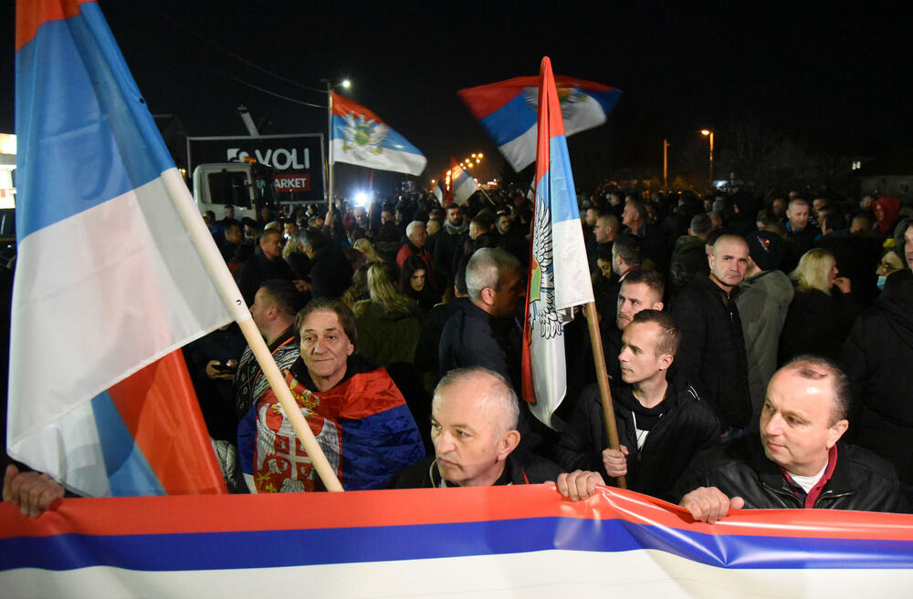 <p>Demokratski front (DF) večeras je organizovao akciju "Blokadom protiv izdaje" kojom je bilo blokirano 17 saobraćajnica u 15 crnogorskih gradova</p>