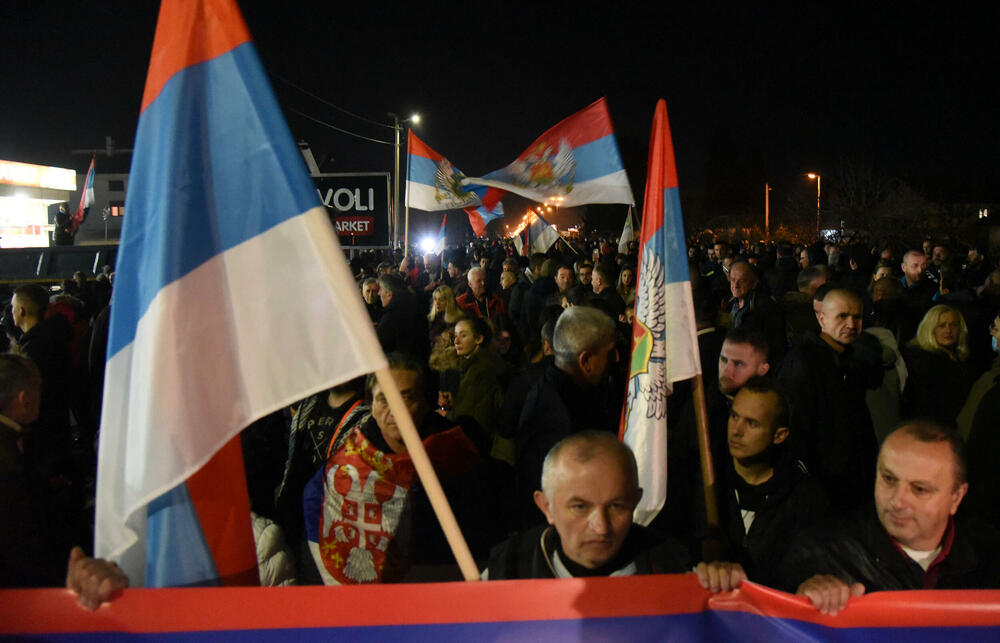 <p>Demokratski front (DF) večeras je organizovao akciju "Blokadom protiv izdaje" kojom je bilo blokirano 17 saobraćajnica u 15 crnogorskih gradova</p>