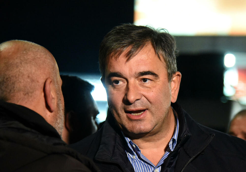 <p>Demokratski front (DF) večeras je organizovao akciju "Blokadom protiv izdaje" kojom je bilo blokirano 17 saobraćajnica u 15 crnogorskih gradova</p>