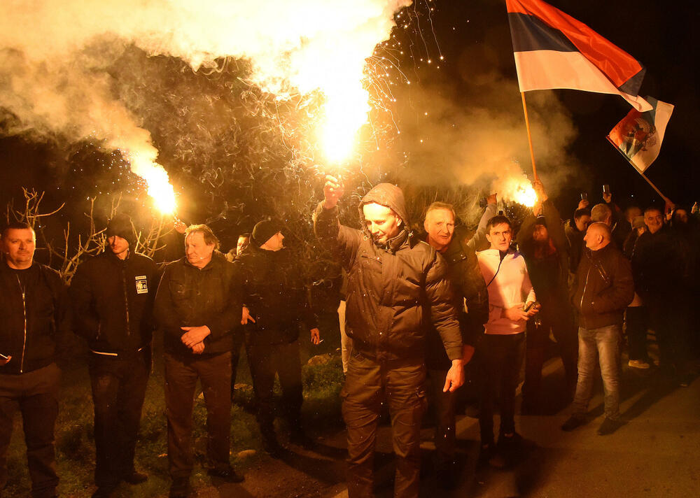 <p>Demokratski front (DF) večeras je organizovao akciju "Blokadom protiv izdaje" kojom je bilo blokirano 17 saobraćajnica u 15 crnogorskih gradova</p>