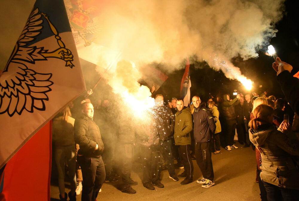 <p>Demokratski front (DF) večeras je organizovao akciju "Blokadom protiv izdaje" kojom je bilo blokirano 17 saobraćajnica u 15 crnogorskih gradova</p>
