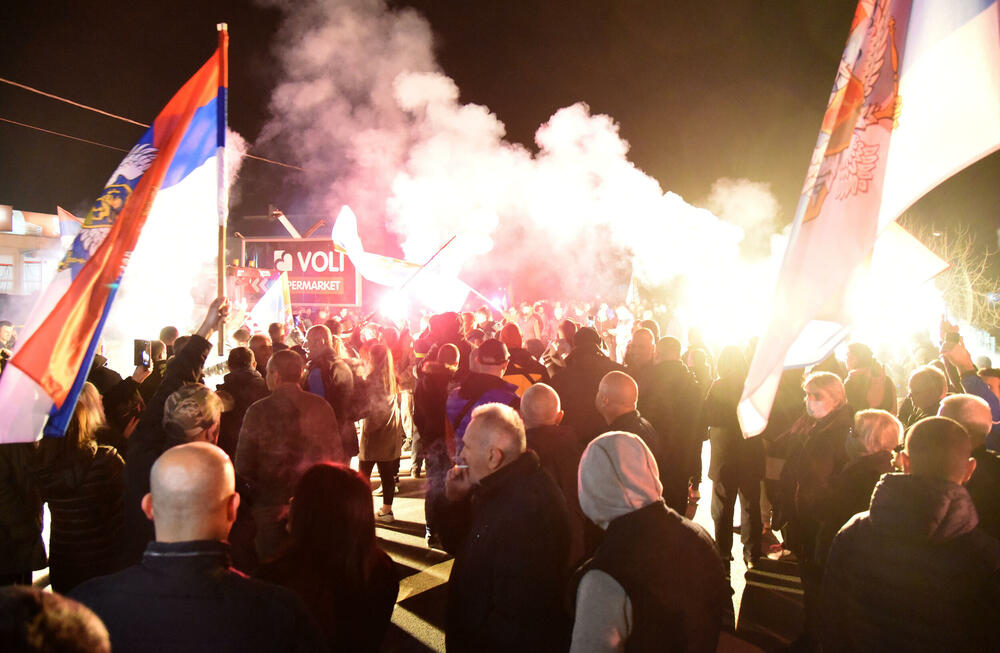 <p>Demokratski front (DF) večeras je organizovao akciju "Blokadom protiv izdaje" kojom je bilo blokirano 17 saobraćajnica u 15 crnogorskih gradova</p>