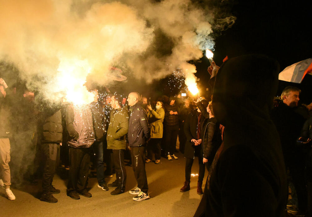 <p>Demokratski front (DF) večeras je organizovao akciju "Blokadom protiv izdaje" kojom je bilo blokirano 17 saobraćajnica u 15 crnogorskih gradova</p>