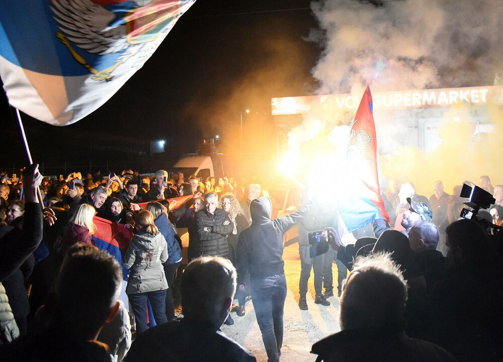 <p>Demokratski front (DF) večeras je organizovao akciju "Blokadom protiv izdaje" kojom je bilo blokirano 17 saobraćajnica u 15 crnogorskih gradova</p>