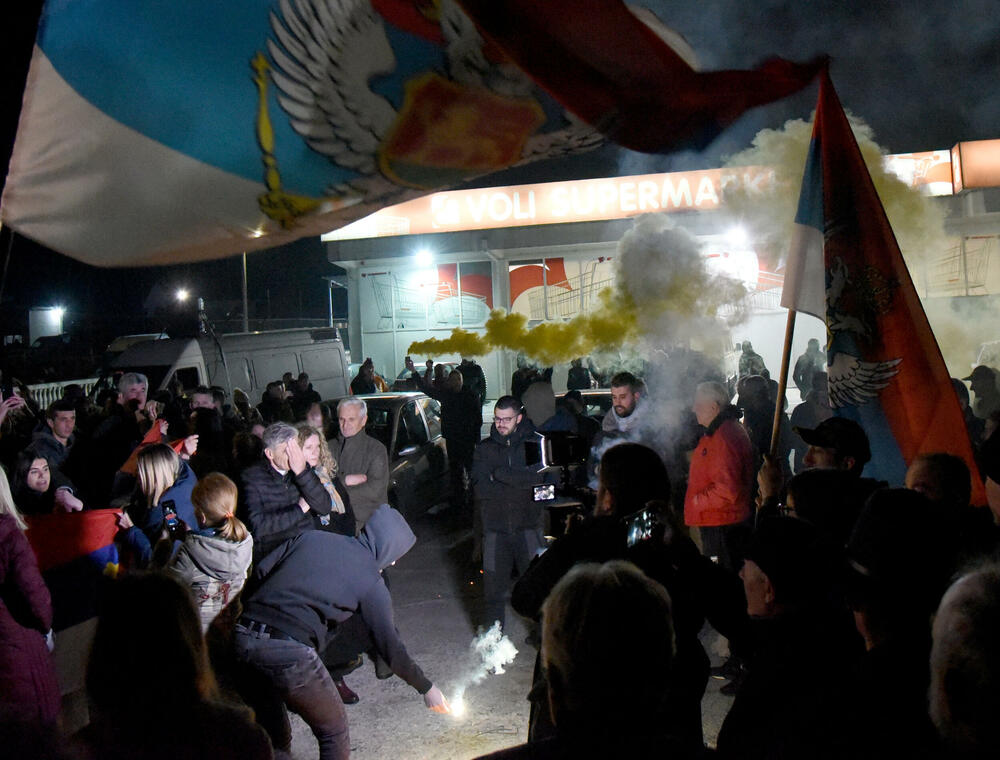 <p>Demokratski front (DF) večeras je organizovao akciju "Blokadom protiv izdaje" kojom je bilo blokirano 17 saobraćajnica u 15 crnogorskih gradova</p>