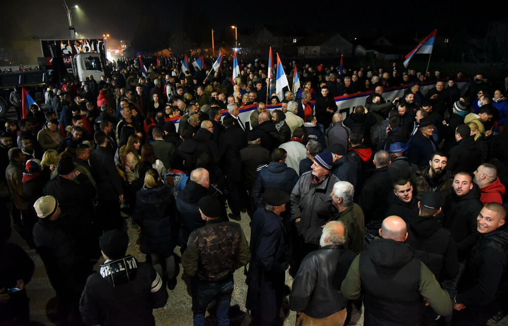 <p>Demokratski front (DF) večeras je organizovao akciju "Blokadom protiv izdaje" kojom je bilo blokirano 17 saobraćajnica u 15 crnogorskih gradova</p>