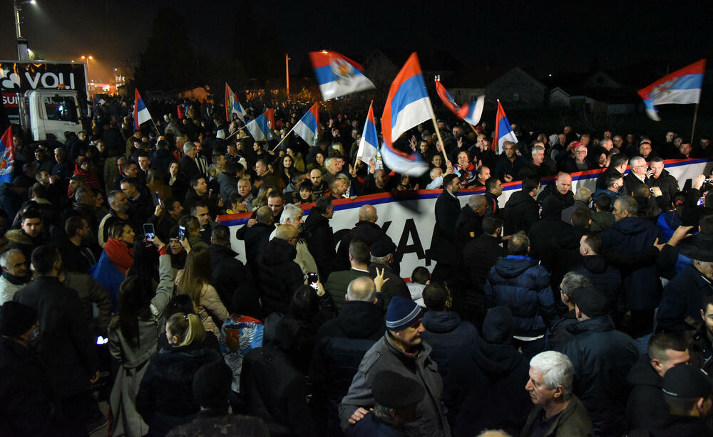 <p>Demokratski front (DF) večeras je organizovao akciju "Blokadom protiv izdaje" kojom je bilo blokirano 17 saobraćajnica u 15 crnogorskih gradova</p>