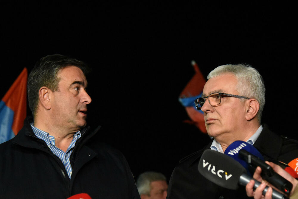 <p>Demokratski front (DF) večeras je organizovao akciju "Blokadom protiv izdaje" kojom je bilo blokirano 17 saobraćajnica u 15 crnogorskih gradova</p>